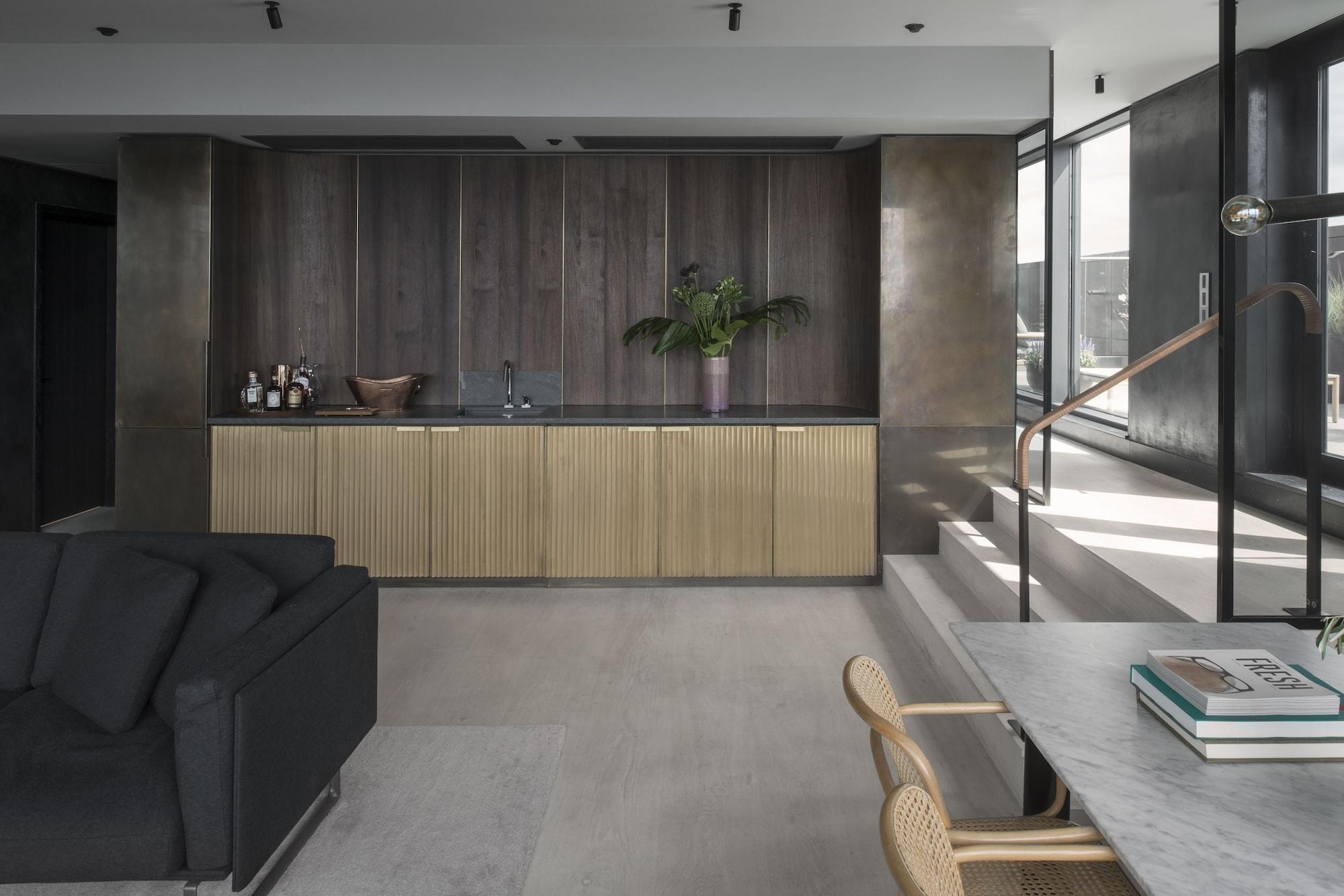 Hotel At Six