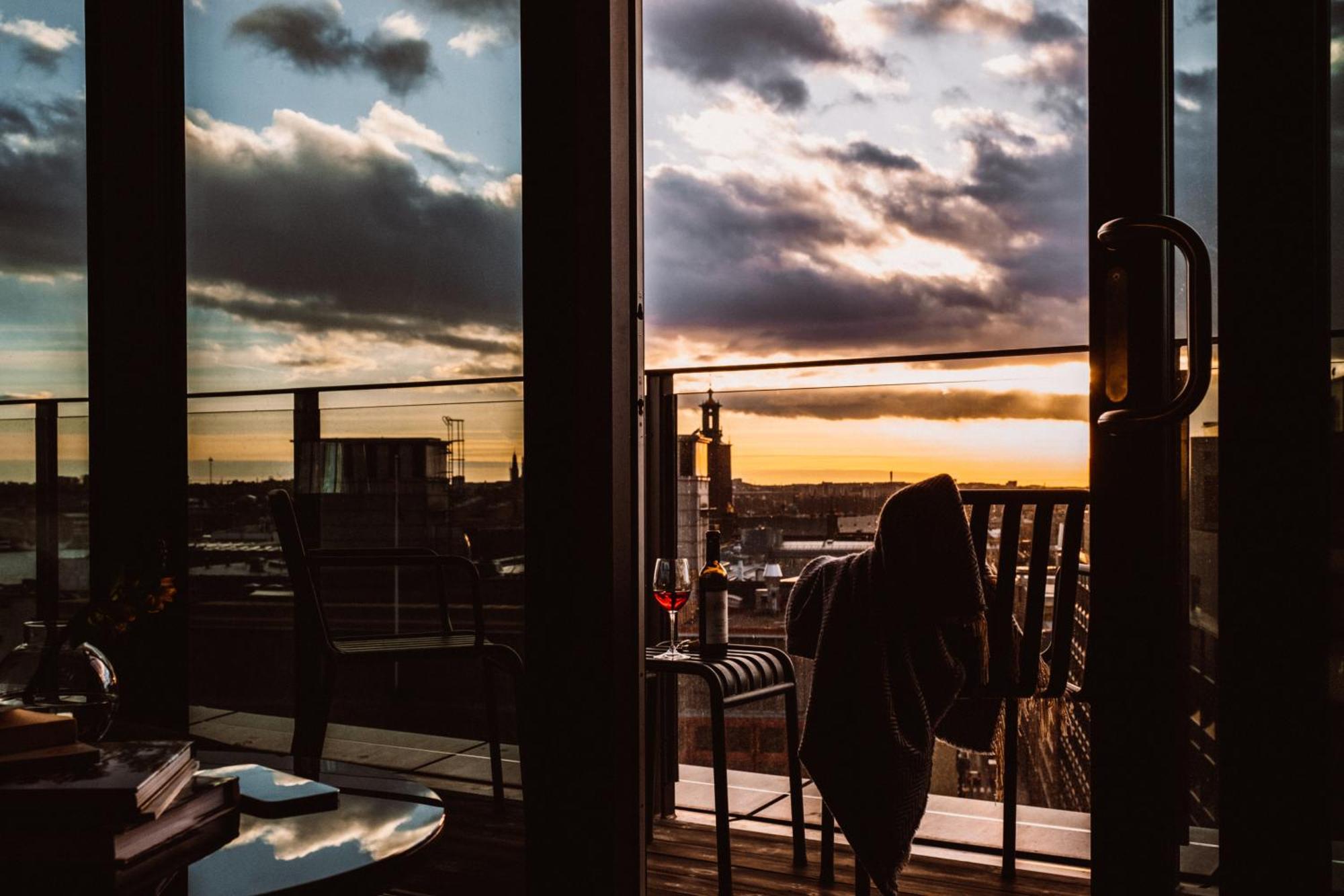 Hotel At Six